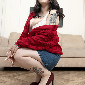 Tattooed solo girl Kira Clark unleashes her giant boobs in heels