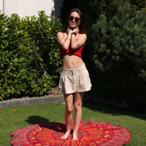 Brunette teen Liz Ocean gets naked in a backyard before toying her cunt
