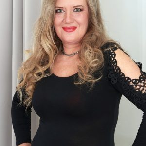 Intriguing mature porn images headlining the radiant Magda